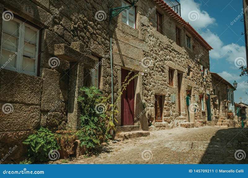 Living Among Boulders: The Stone Houses of Monsanto