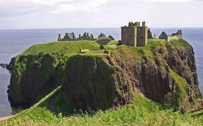 The Fall of Dunnottar Castle: Weather and Decisions