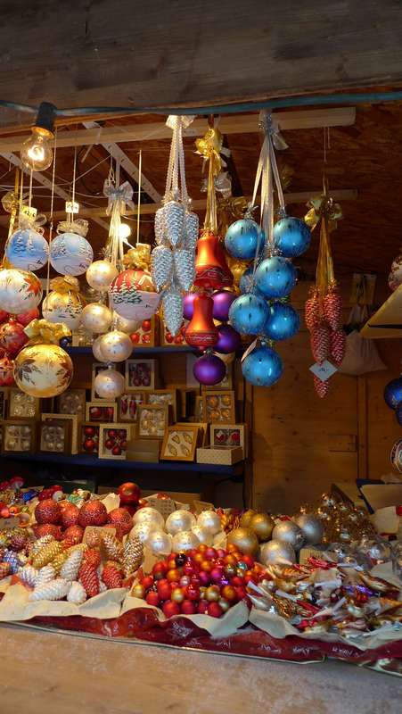 Crafting Thuringian Baubles: A Tradition at German Markets