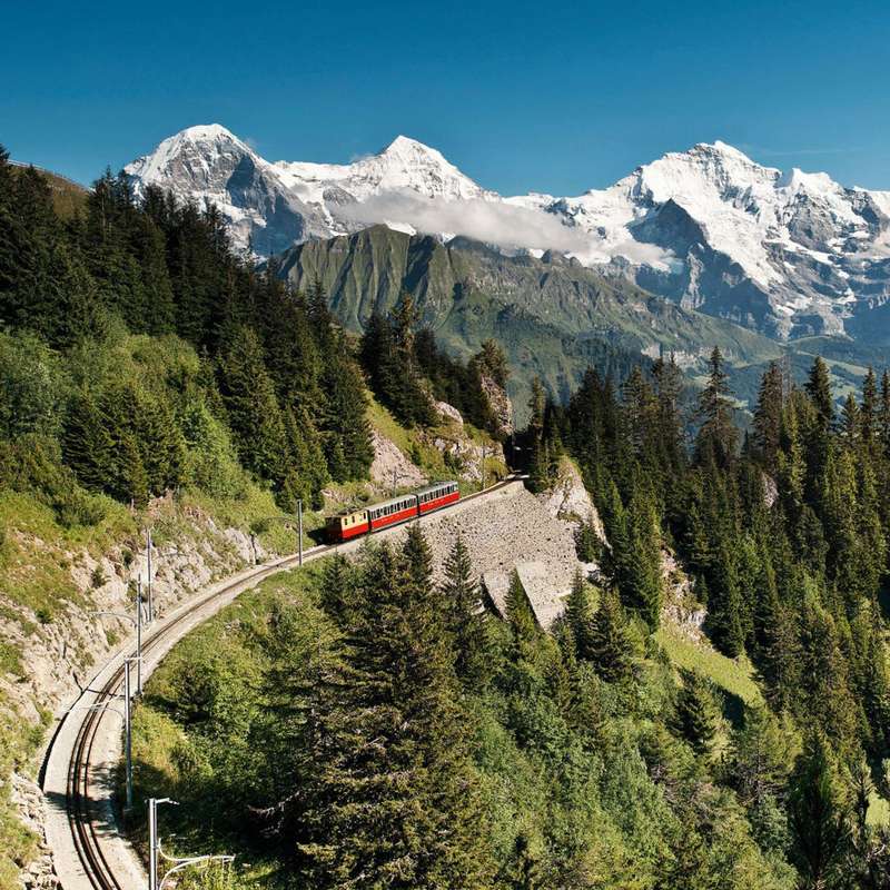 Top Swiss Rail Trails for Capturing Stunning Alpine Peaks