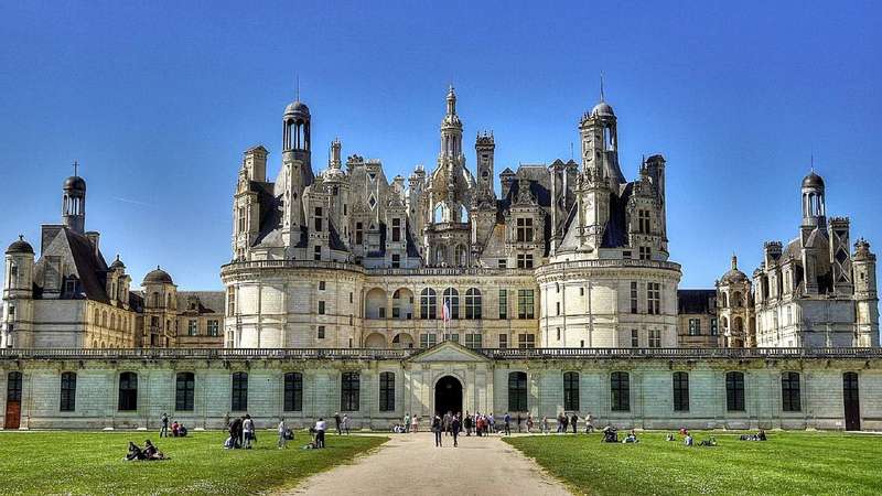 Exploring the Double Helix Staircase of Château de Chambord