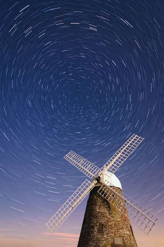 Capturing Windmills on Icy Canals: Techniques for Stunning Reflections