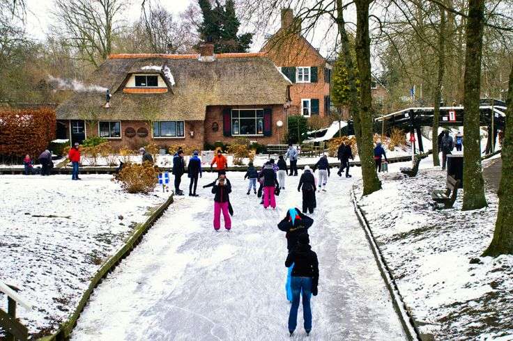 Giethoorn's Winter Festival: Illuminated Canals and Traditions