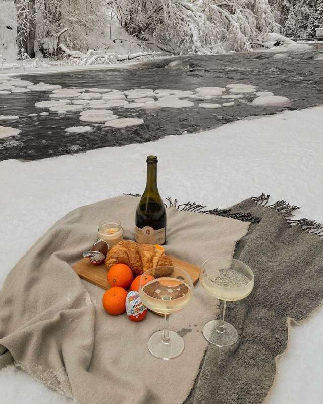 Winter Picnic Spots: Windmills with Snowy Views in the Netherlands