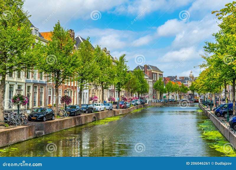 Leiden's Canals: A Unique Stage for Performers During Festivals